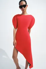 Vestido midi de cuello barco y manga corta abullonada, color rojo, con diseño asimétrico en el bajo en línea evasé y cierre trasero con cremallera oculta.