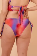 Bombacha de bikini tiro alto, con estampado multicolor y tiras regulables a los costados.