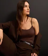 Musculosa básica Cortelle en color beige, con escote redondo y tirantes finos, confeccionada en poliamida con elastano.