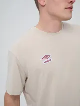 Remera Umbro de manga corta, color celeste, con cuello redondo y el logo de la marca bordado en el pecho.