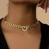 Gargantilla plateada de cadena gruesa con dije de corazón calado.