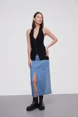 Top negro sin mangas de viscosa, corte al cuerpo, con botones y cuello halter.