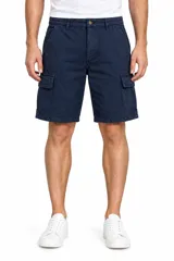 Bermuda cargo de algodón color azul marino, con bolsillos laterales con solapa y cierre de botón y cremallera.