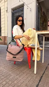 Cartera capitoneada color beige, con diseño geométrico y asa resistente. Amplia y cómoda, ideal para el uso diario.