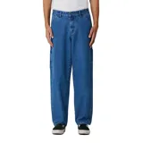 Pantalón de jean azul de corte holgado y estilo carpintero, con costuras reforzadas y bolsillos laterales.
