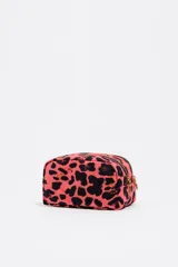 Neceser de estructura blanda con estampado animal print de leopardo en tonos gris y negro. Posee doble cierre de cremallera plateada y logo metálico de Bimba y Lola en el frente.