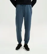 Pantalón deportivo masculino liso color negro, con ajuste elástico en la cintura y bolsillos laterales.