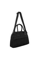 Cartera tipo bowling bag color negro, con asas superiores y correa ajustable para el hombro. Presenta un diseño acolchado con costuras verticales en la parte inferior y un bolsillo frontal con cierre.