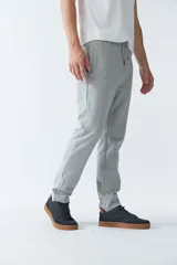 Pantalón de jogging negro con logo en goma, elástico en cintura y cordón.