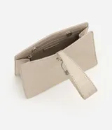 Cartera de mano Satinato de diseño rígido y estructurado, confeccionada en PU con textura croco de color beige. Cuenta con una manija superior corta, cierre con botón magnético y herrajes plateados.