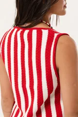 Chaleco tejido a rayas rojas y blancas con escote en V y cierre con ganchitos.