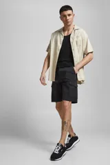Short cargo negro de Jack & Jones, corte regular, con bolsillos laterales y cierre con cremallera.