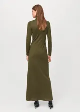 Vestido largo verde militar de punto, con cuello alto, manga larga y detalle de hebilla metálica en la cadera.