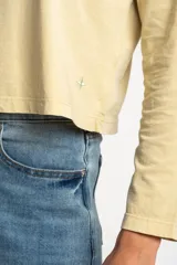 Remera color amarillo pastel de algodón peinado, corte recto y mangas largas.