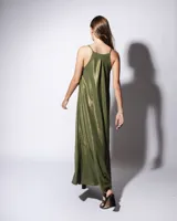 Vestido largo verde militar con lurex dorado, cuello halter y breteles finos.
