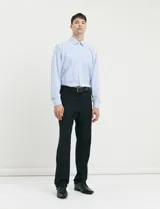Camisa de manga larga con estampado de rayas verticales en azul y blanco, cuello clásico y bolsillo frontal.