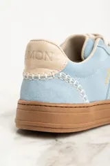 Zapatilla de gamuza celeste con cordones blancos, suela marrón y detalle de la marca "Lemon" en el lateral.