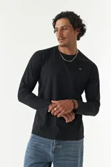 Remera de manga larga para hombre con escote redondo y logo bordado en el pecho.