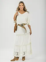 Sweater tejido fino italiano color crudo, con escote en V y mangas 3/4. Diseño holgado y liviano.