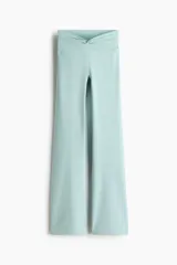 Leggings de yoga acampanados de tiro alto en color verde menta, confeccionados en tejido funcional con detalle de torsión en la cintura.