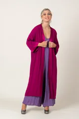 Túnica larga fucsia de crepé con vivo de satén al tono.