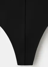 Body negro de diseño entallado, con escote redondo y tirantes anchos.