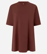 Remera de algodón color marrón óxido, de corte oversized, cuello redondo y manga corta.