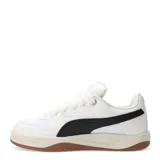 Championes Puma modelo Park Luna, con diseño urbano inspirado en el skate. Presentan una capellada blanca con el icónico formstrip de la marca en color negro, cordones gruesos, entresuela en tono crema y suela de goma color caramelo.