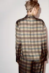 Camisa de satén con estampado de cuadros tartán en tonos marrones y beige, cuello mao, manga larga y cierre frontal con alamares.