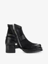 Bota corta de cuero negro, estilo motero, con caña arrugada y suela de plataforma gruesa con envoltura de cuero. Presenta una correa ajustable con hebilla y tachas metálicas alrededor del tobillo.