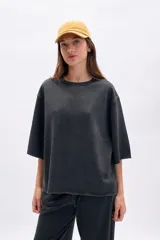 Remera oversize de manga corta con efecto lavado en color negro, cuello redondo y terminaciones deshilachadas.