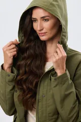 Campera liviana color verde militar, con capucha ajustable, cierre frontal y solapa con broches a presión.