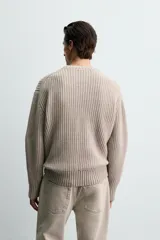 Jersey de corte relajado confeccionado en una mezcla de algodón y lana. Presenta cuello redondo, manga larga y acabados en rib en puños y bajo.