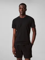 Pack de tres remeras de algodón elástico color negro, con cuello redondo y logo bordado en el bajo.