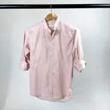 Camisa de algodón color rosa claro, con cuello mao, manga larga con puños abotonados y corte clásico.