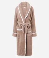 Bata de baño de manga larga confeccionada en tejido sherpa color tostado, con detalles de biés en color blanco en el cuello, puños y bolsillos. Cuenta con lazo ajustable en la cintura y dos bolsillos delanteros.