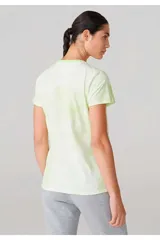 Remera deportiva de mujer Fila Letter Premium Sky, color amarillo, de manga corta y cuello redondo. Cuenta con el logo de la marca estampado en el pecho en tono sobre tono.
