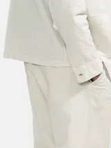 Campera azul estilo sobrecamisa confeccionada en lino premium de mayor gramaje.