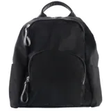 Mochila urbana Miss Carol de color negro, confeccionada en material sintético resistente. Presenta un compartimento principal con cierre y un bolsillo frontal con cierre, ambos con tiradores decorativos. Incluye un asa superior reforzada para llevar en la mano.