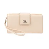 Billetera color taupe de símil cuero con solapa y cierre. Presenta un logo metálico "XL" en la solapa y una correa de muñeca desmontable.