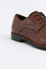 Zapato de vestir Freeway modelo Murphy, color marrón, con cordones y suela de goma oscura.