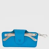 Estuche para lentes de sol color azul, fabricado en material sintético con textura granulada. Cuenta con cierre de solapa con botón a presión y un gancho metálico lateral para colgar.