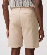 Bermuda masculina de sarga color beige con corte recto, bolsillos funcionales y trabillas para cinturón.