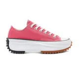 Championes Converse modelo Run Star Hike, de corte bajo, con capellada de lona color fucsia, plataforma blanca y suela dentada bicolor en negro y marrón.