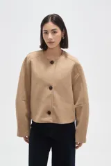 Tapado corto de paño color camel, con cuello redondo, cierre frontal de tres botones y mangas largas con diseño estructurado.