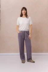 Pantalón ancho color celeste de Tencel, con cintura elástica y cordón ajustable blanco.