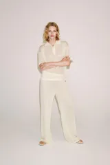 Pantalón de pierna recta color tostado, con tiro medio y cintura elástica. Confeccionado en hilatura con mezcla de viscosa.
