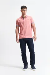 Remera polo color salmón de estilo jersey, corte regular, con logo estampado y detalles en azul marino en cuello y mangas. Confeccionada en algodón y spandex.