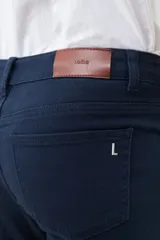 Pantalón negro de corte recto, tiro medio y bolsillos delanteros y traseros.