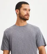Conjunto de pijama para hombre, compuesto por una remera de manga corta con cuello redondo y un short con cintura elástica y cordón de ajuste. El tejido es de malla flamê con efecto mezcla en tonos beige y marrón.